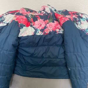 The North Face girls jacket. Slightly used. Size S- 7/8. Reversible